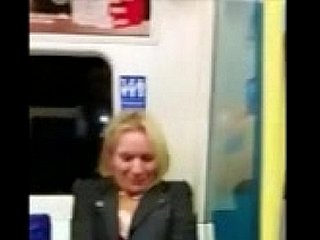 Frau erhält uncommon Während auf der lokalen U-Bahn!