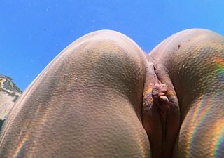 Aliment Tolerant schwimmt nackt im Meer und masturbiert ihre Muschi
