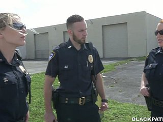 Dwie policyjne kobiety pieprzone aresztowały czarnego faceta i zmusza lend reach lizania twatów