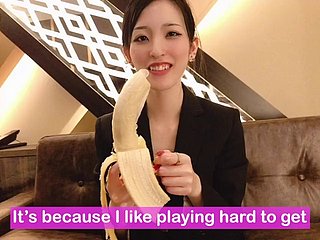 Banaan pijpbeurt om het condoom op te zetten! Japanse tiro handjob