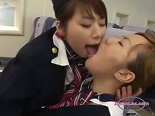 2 Asyalı hosteslerde öpüşme tükürme Sucking Dilleri Saçları dolama Heavens The Uçak